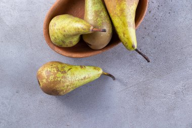 Gri arka planda taze armutlar 