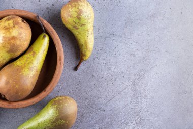 Gri arka planda taze olgun armutlar