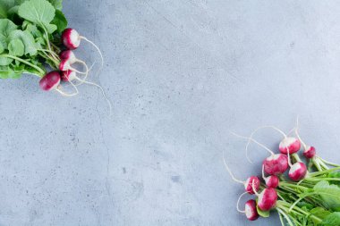 Mutfak masasında taze organik turplar