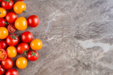 Kiktchen masa arkasında taze domatesler 