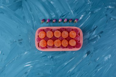 Gri masa arkaplanındaki renkli şekerler