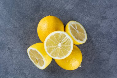 Gri arka planda taze sarı limonlar 