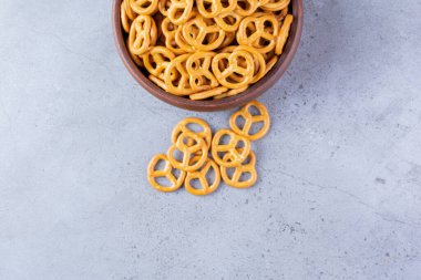 Mutfak masasında tuzlu kraker.