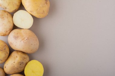 Mutfak masasında çiğ organik patates..