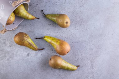 Gri arka planda taze olgun armutlar