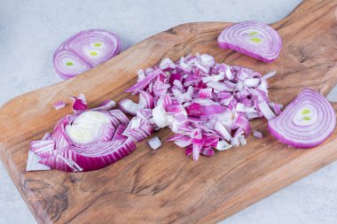 Mutfak masasında olgun organik soğanlar. 