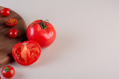 Mutfak masasında taze domatesler. 