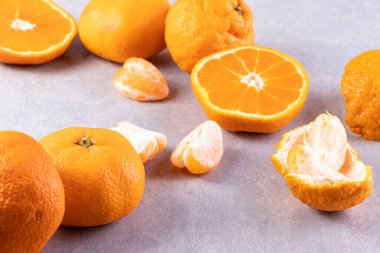 Gri bir arka planda taze taze tangrinler 