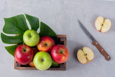 Mutfak masasında taze elmalar. Metin için boş alan. 