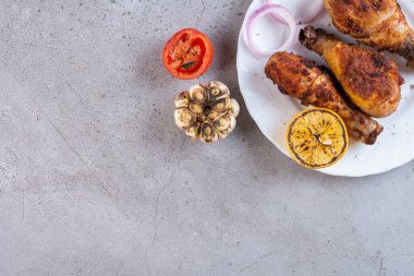 Mutfak masasında ızgara tavuk eti.