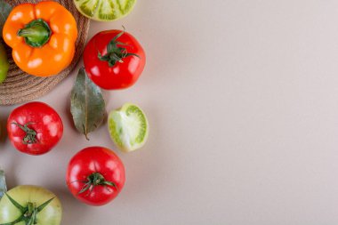 Mutfak masasının arkasında taze domatesler