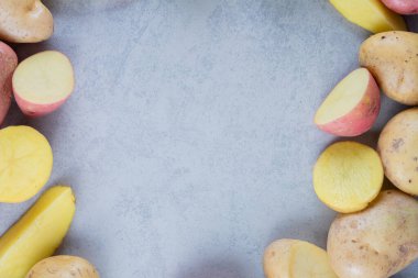 Mutfak masasında çiğ organik patates..