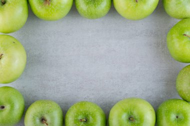 Mutfak masasında taze yeşil elmalar 