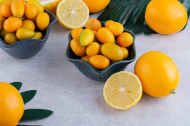 Gri arka planda taze meyveler