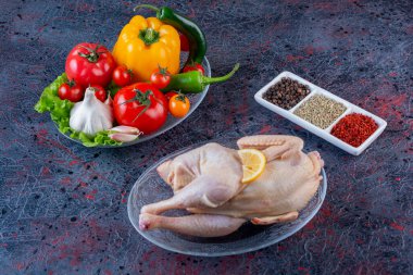 Baharatlı ve sebzeli çiğ tavuk eti. 