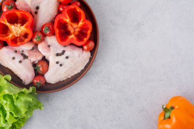 Pişirmek için malzemeli çiğ tavuk eti.