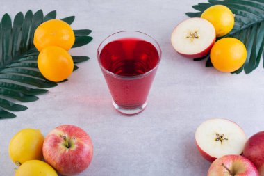 Gri arka planda taze meyve ve soğuk meyve suyu.