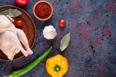 Mutfak masasında pişirmek için ham malzemeler. 