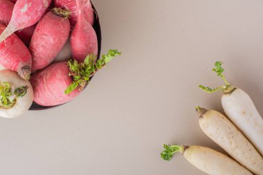 Taze taze organik turplar mutfak masasında.