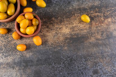 Mutfak masasında taze kumkatlar.