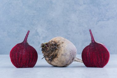 Mutfak masasında taze organik pancar kökleri.