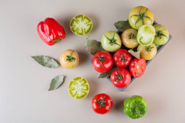 Mutfak masasında taze domatesler. 