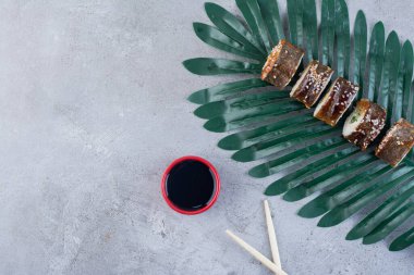 Suşi gri bir arka planda. en üstteki görünüm. 