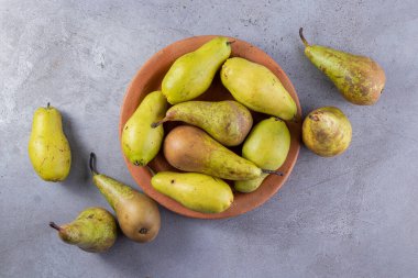 Gri arka planda olgun armutlar