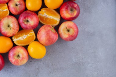 Gri arka planda taze meyveler