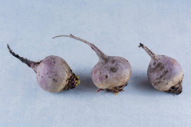 Gri masada taze organik mor pancar kökleri