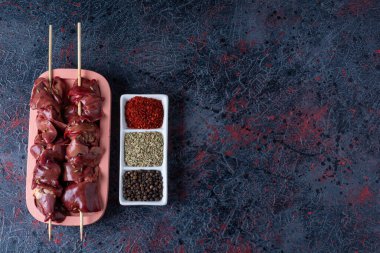 Şiş ve baharatlı çiğ tavuk ciğeri.