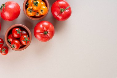 Kiktchen masa arkasında taze domatesler 