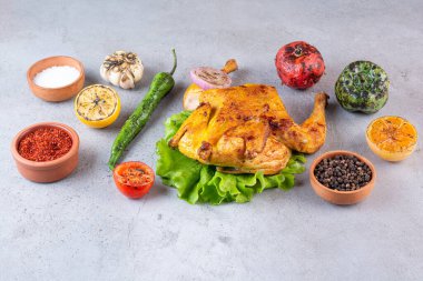 Sebze ve baharatlı ızgara tavuk eti.