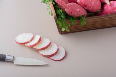 Mutfak masasında taze organik turplar.  