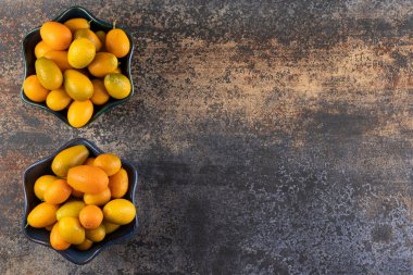 Mutfak masasında taze kumkatlar.