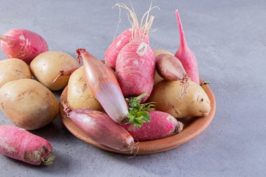 Gri arka planda taze organik sebzeler 