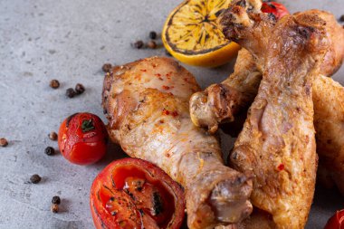 Mutfak masasında sebze ve baharatlı ızgara tavuk eti. 