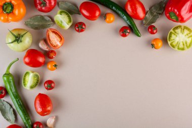 Mutfak masasının arkasında taze domatesler