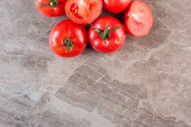 Mutfak masasında taze domatesler. 