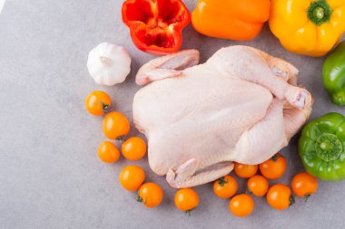 Pişirmek için malzemeli çiğ tavuk eti.