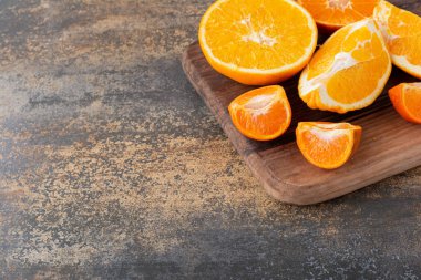 Mutfak masasında taze portakallar.  