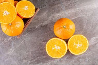 Mutfak masasında taze portakallar, sağlıklı beslenme konsepti.