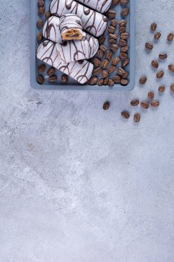 Kahve çekirdekleri ve kurabiyeler gri arka planda