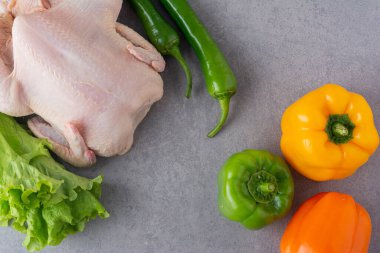 Pişirmek için malzemeli çiğ tavuk eti.