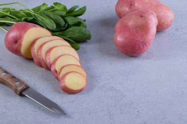 Gri arka planda taze organik patates 