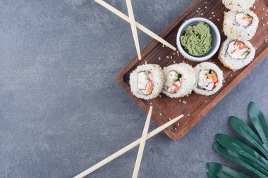 Suşi gri bir arka planda. en üstteki görünüm. 