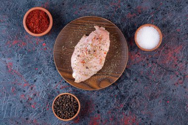 Pişirmek için malzemeli çiğ tavuk eti.