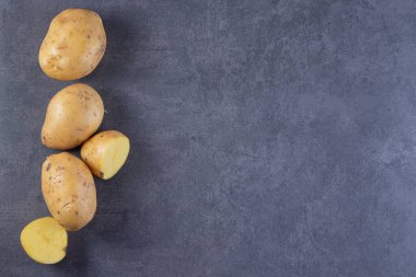 Siyah arka planda çiğ patates.