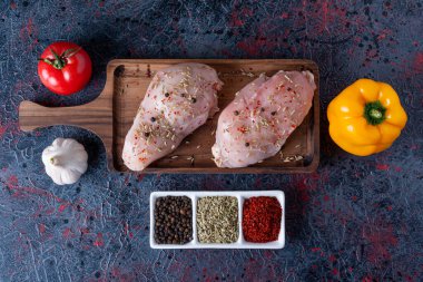 Baharatlı ve sebzeli çiğ tavuk eti.