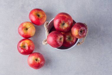 Mutfak masasında taze kırmızı elmalar.